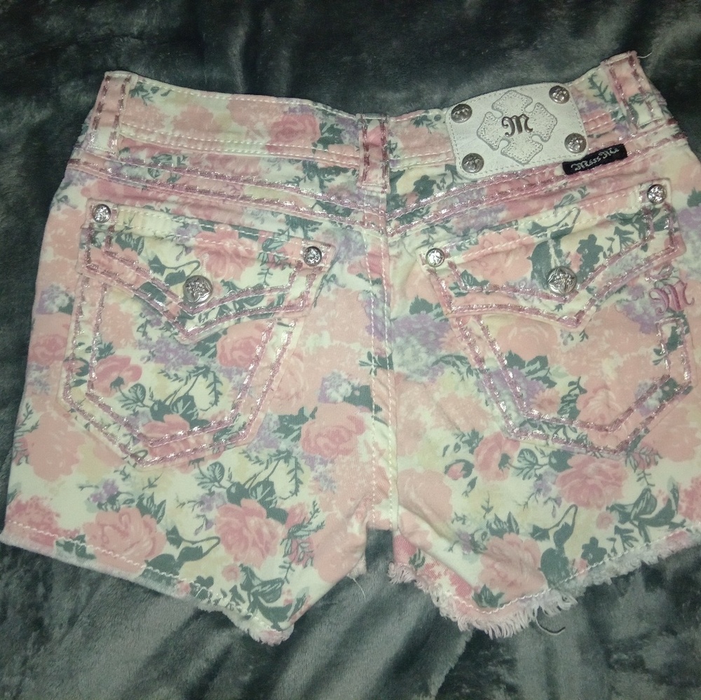 Shorts - Picture 3 of 5